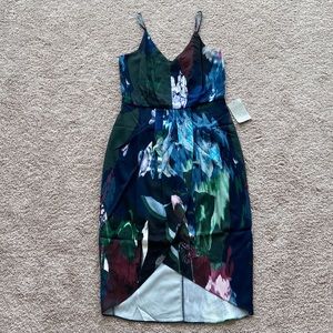 NWT Chelsea28 V Neck Tulip Front Dress